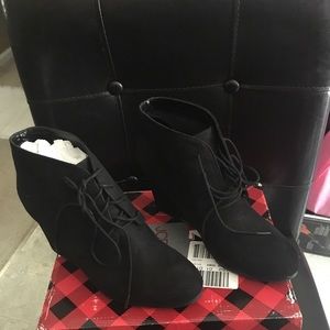 Size 8 1/2 black short boots